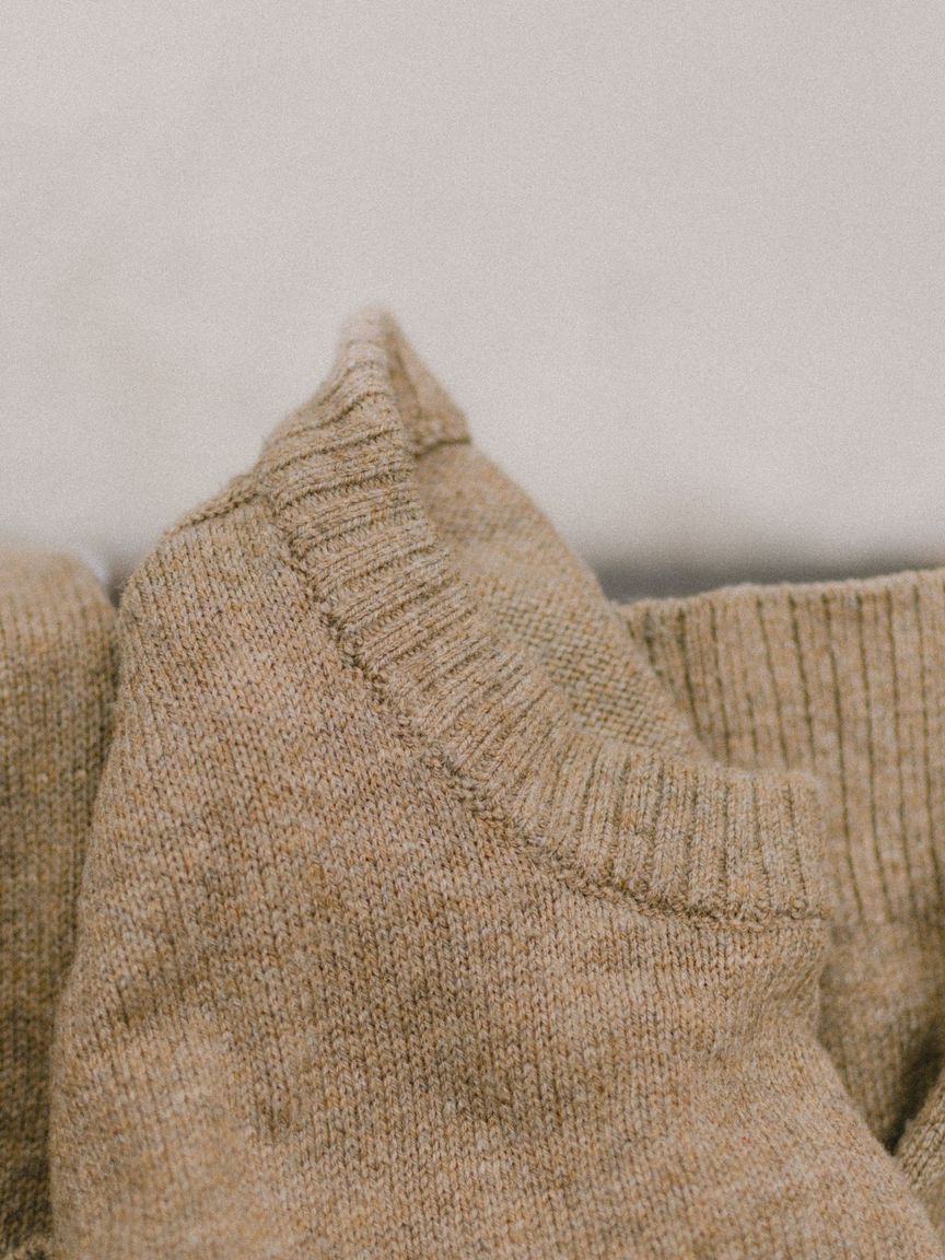 Knit on garden chair with cream roses